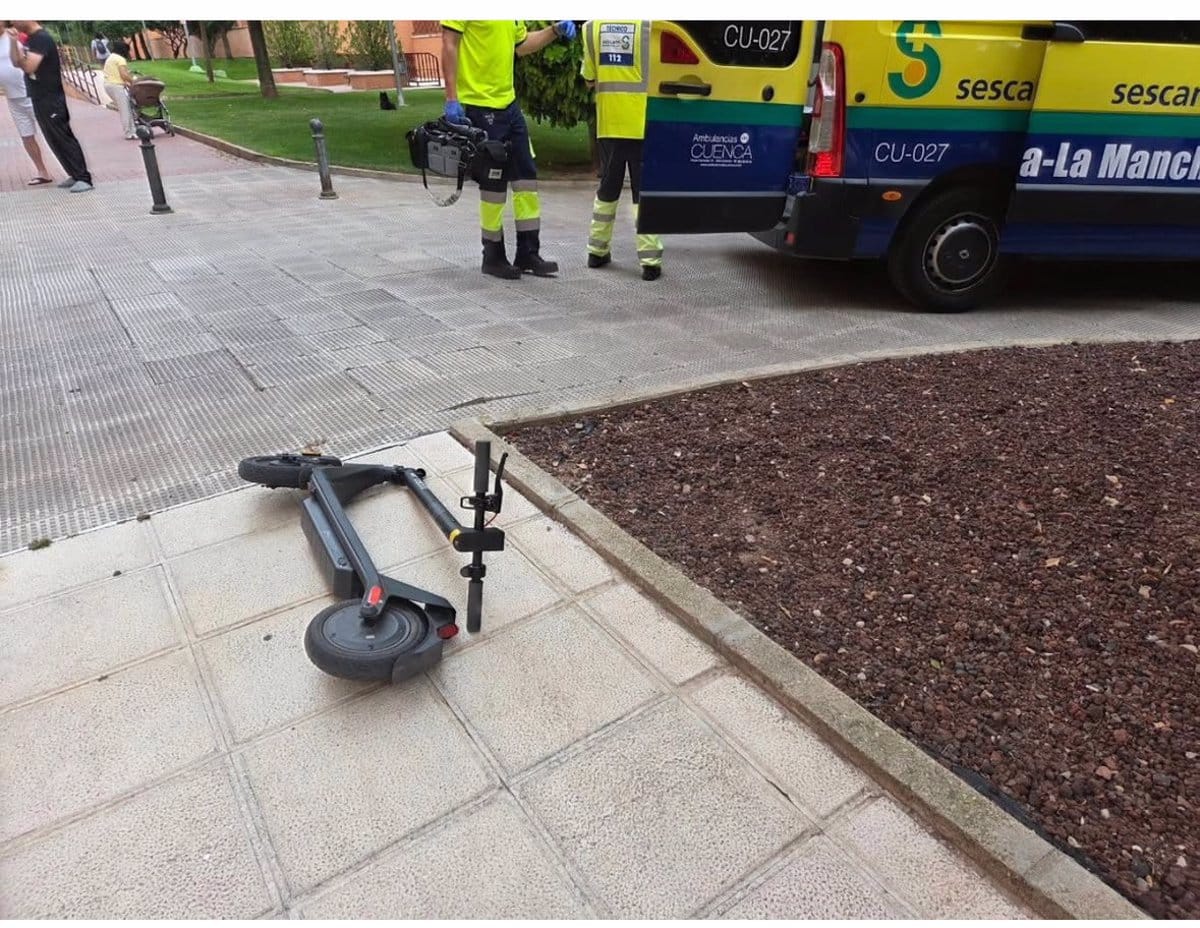 Menor herida tras caer de un patinete con dos pasajeros en Cuenca