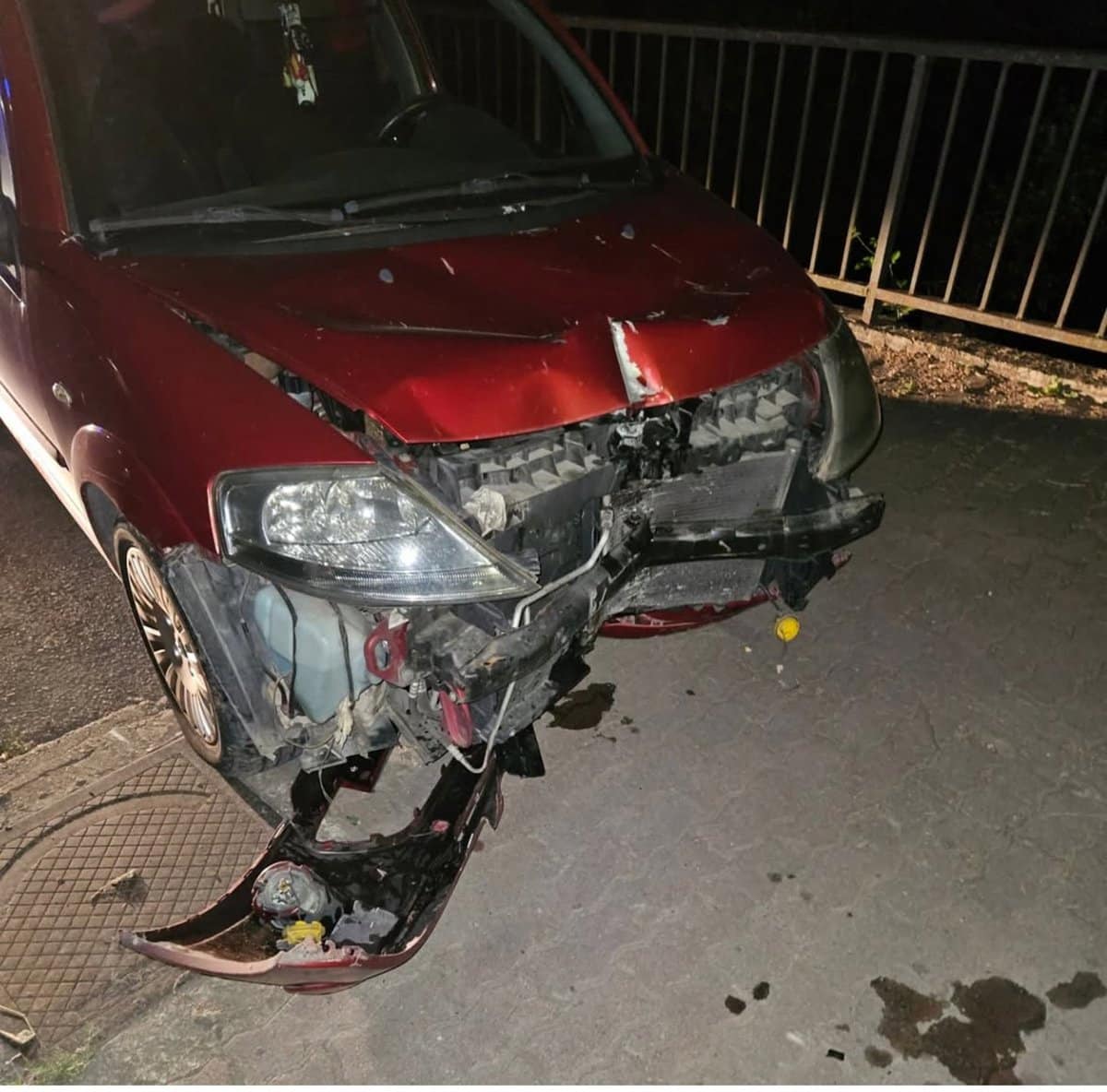 Un vehículo se estrella contra un semáforo en la Avenida de San Julián de Cuenca