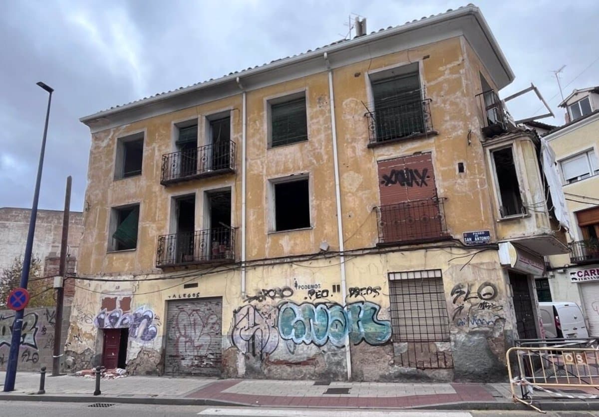 Vecinos de Casablanca exigen una solución «sin demora» para el edificio abandonado del Paseo San Antonio