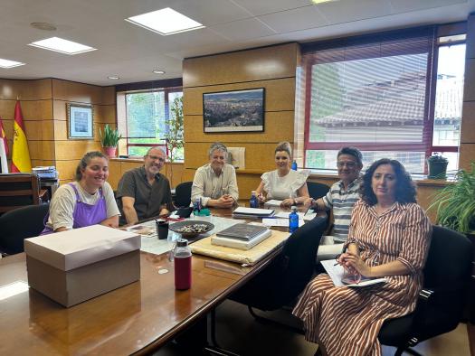 El Gobierno regional otorga tres nuevos carnés artesanos en la provincia de Cuenca para impulsar la tradición y la economía local.