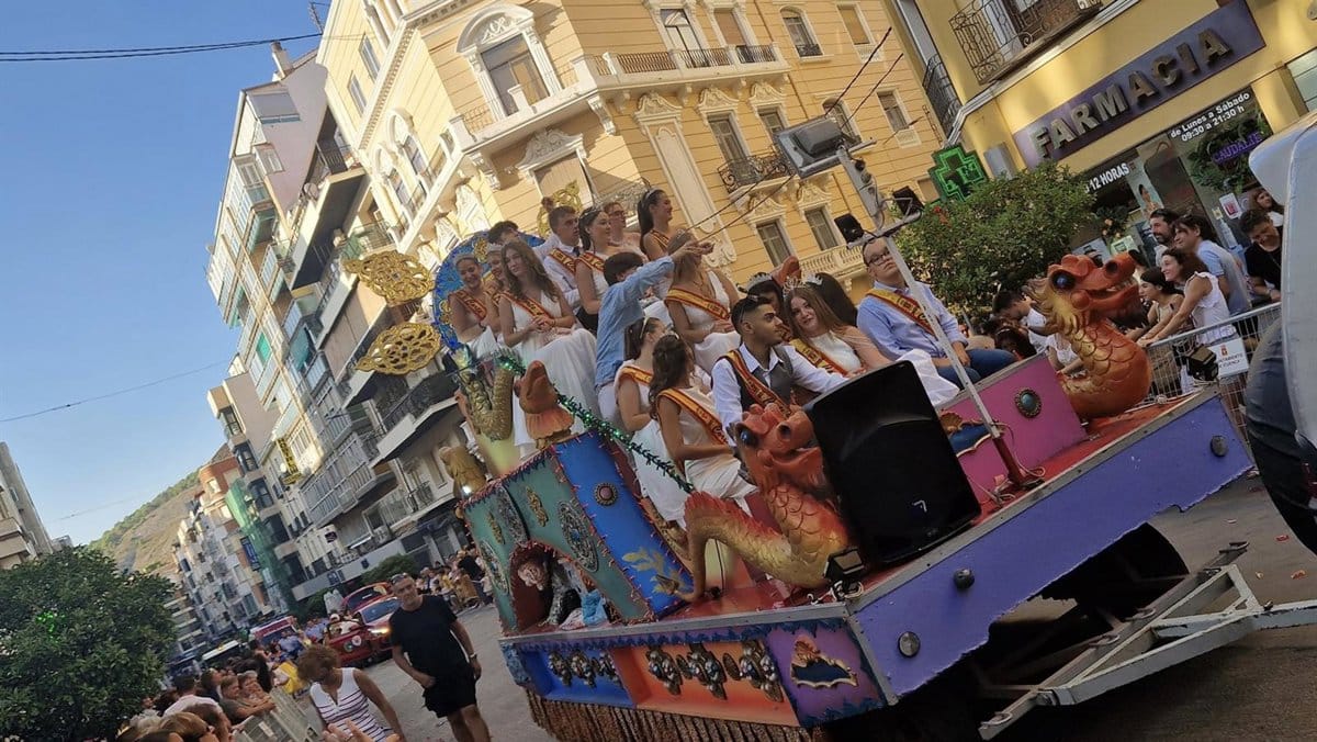 El desfile de carrozas de San Julián provoca afecciones de tráfico en Cuenca