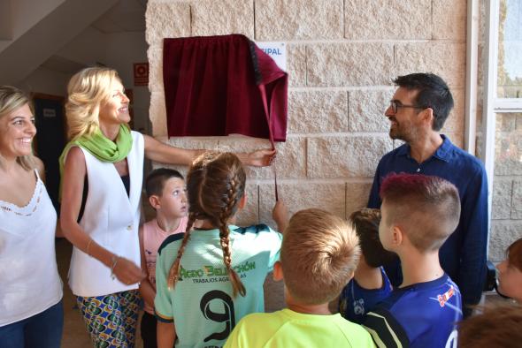La delegada de la Junta inaugura la renovación integral del polideportivo municipal de Valverde de Júcar
