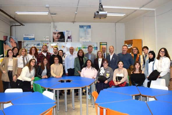 El Gobierno regional se une al IES ‘Lorenzo Hervás y Panduro’ para establecer un aula simulada de Farmacia.