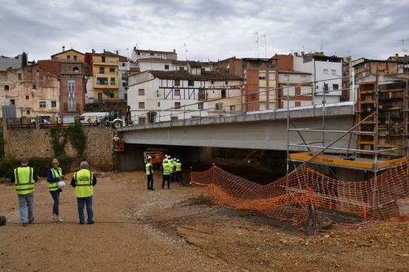 El puente de la CM-215 en Landete avanza hacia su final con el hormigonado inminente en los próximos días.