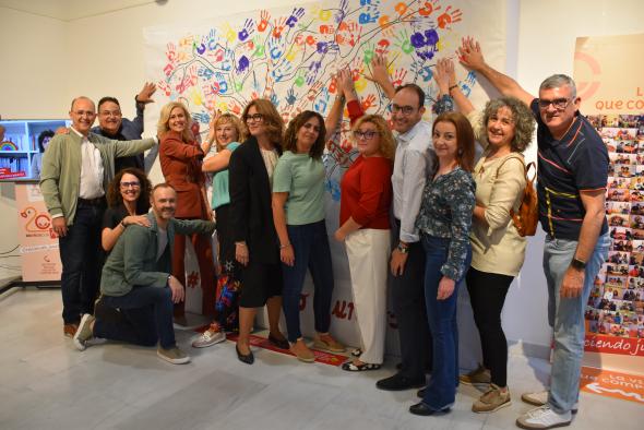 La Sala Iberia celebra los 20 años de APACU con una exposición conmemorativa llena de arte y recuerdos históricos.