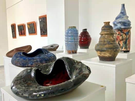 La Junta reabre la sala de exposiciones del Edificio Iberia con la muestra «Cerámicas» de Luis del Castillo