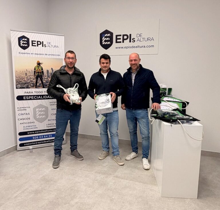 Agencia Comercial Herenciana, S.L. dona equipos de protección en altura al Ayuntamiento de Herencia con motivo de la inauguración de su nueva tienda online