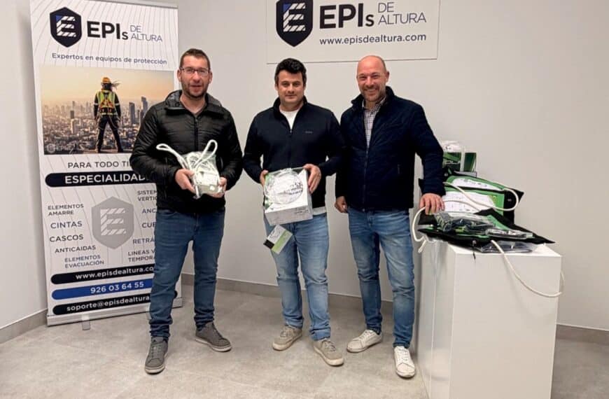 Agencia Comercial Herenciana, S.L. dona equipos de protección en altura al Ayuntamiento de Herencia con motivo de la inauguración de su nueva tienda online