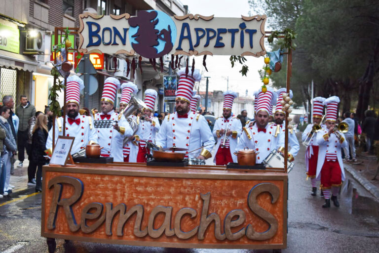 Sábado de Carnaval en Puertollano se Engalana con 1200 Participantes en el Concurso Nacional de Carrozas y Comparsas