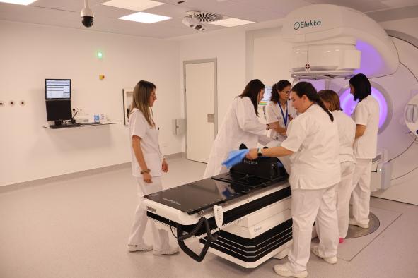 El gobierno de Castilla-La Mancha inicia servicio de radioterapia oncológica en hospital universitario de Cuenca.