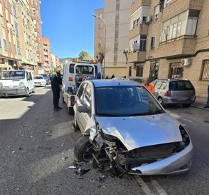 Accidente entre un turismo y una ambulancia en la avenida Reyes Católicos de Cuenca