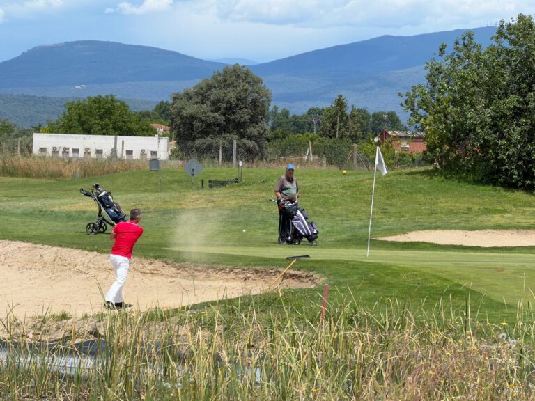 Las Pinaíllas lidera la Liga Sénior golf CLM con margen mínimo