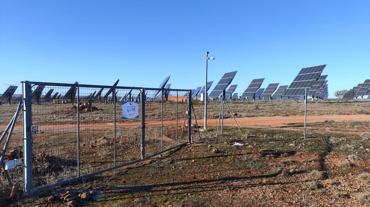 Bandas Organizadas Fijan Objetivo en Cobre de Plantas Solares en España