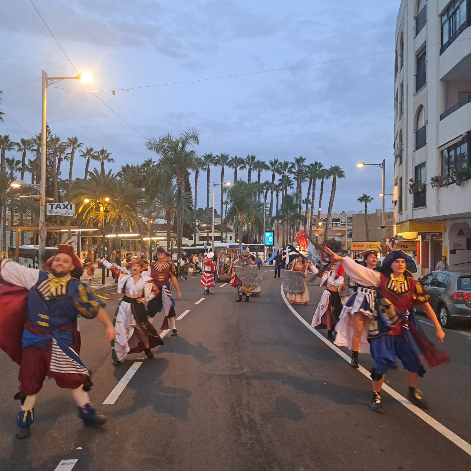 Los Perchas llevan el carnaval de Mota del Cuervo a Almuñécar en el quinto centenario de su escudo